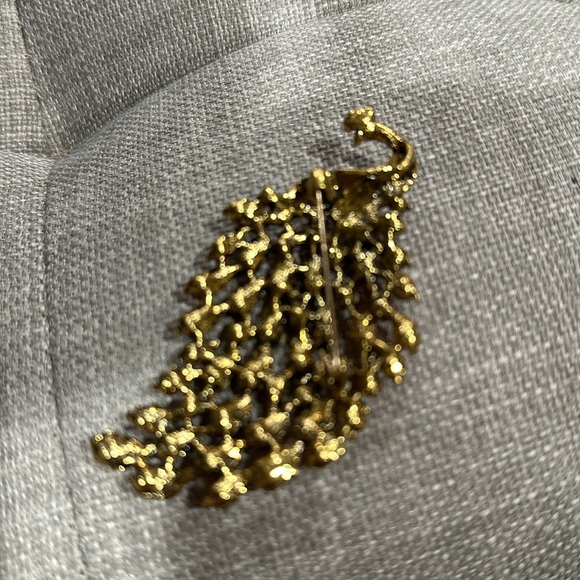 Elegant Red Peacock Brooch - Picture 6 of 6